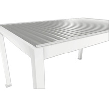 Detailní záběr bílé terasové střechy s kovovou krytinou