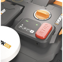 Detailní pohled na robotickou sekačku s ovládacím panelem, tlačítkem stop a knoflíkem pro nastavení času