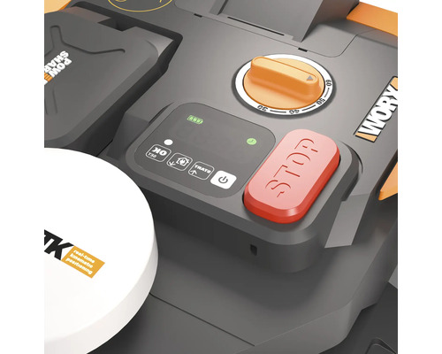 Detailní pohled na robotickou sekačku s ovládacím panelem, tlačítkem stop a knoflíkem pro nastavení času