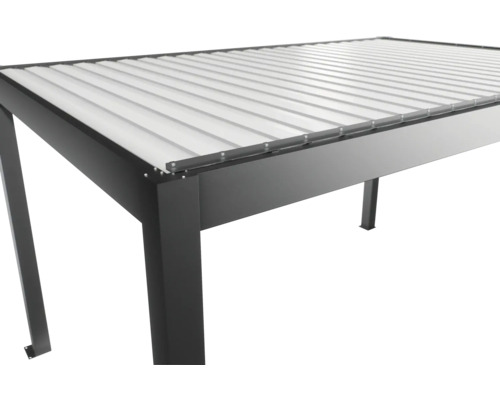 Detailní pohled na šedé zastřešení terasy s lamelovou střechou.