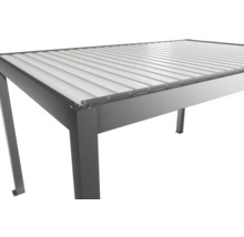 Detailní pohled na terasové zastřešení s hliníkovým rámem a lamelovou střechou