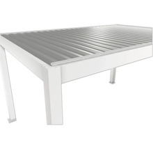 Detailní pohled na altán s kovovou mřížovou střechou a bílými podpěrami