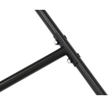 Detailní záběr kovového rámu upevněného šrouby.