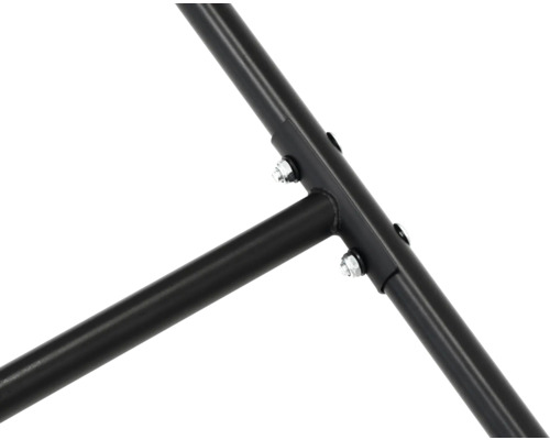 Detailní záběr kovového rámu upevněného šrouby.