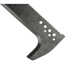 Detail čepele sekery se zubatým ostřím a otvory