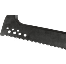 Detailní pohled na kovový pilový list se zubatým okrajem a několika otvory.