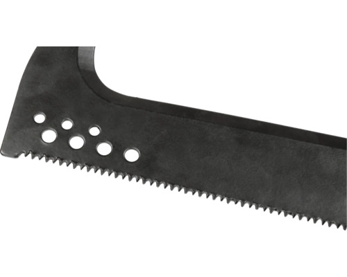 Detailní pohled na kovový pilový list se zubatým okrajem a několika otvory.