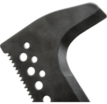 Detailní záběr krumpáče se zubatým okrajem a otvory