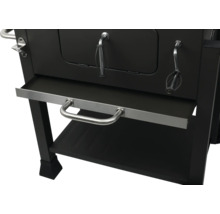 Detailní pohled na černý gril na dřevěné uhlí s úložným prostorem