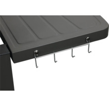 Detailní pohled na grilovací stanici s lištou na háčky