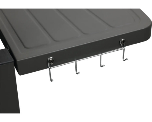 Detailní pohled na grilovací stanici s lištou na háčky