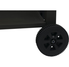 Detailní pohled na grilovací vozík s černým kolečkem.