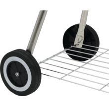 Detailní pohled na kolečka a odkládací rošt grilovacího vozíku.