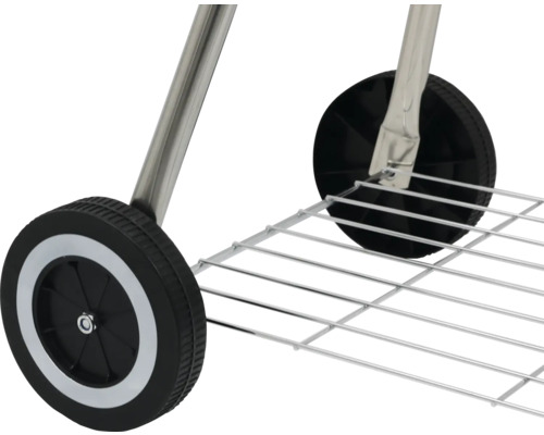 Detailní pohled na kolečka a odkládací rošt grilovacího vozíku.