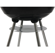 Detailní pohled na kulatý gril s nohama a úložnou plochou.