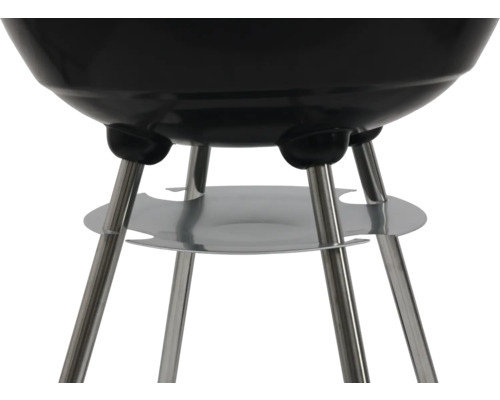 Detailní pohled na kulatý gril s nohama a úložnou plochou.