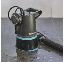 Ponorné kalové čerpadlo Gardena s hadicí na dlážděném povrchu