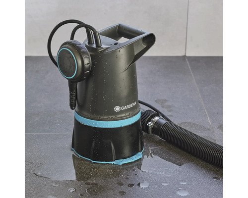 Ponorné kalové čerpadlo Gardena s hadicí na dlážděném povrchu