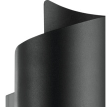 Detailní záběr na zakřivené černé nástěnné svítidlo