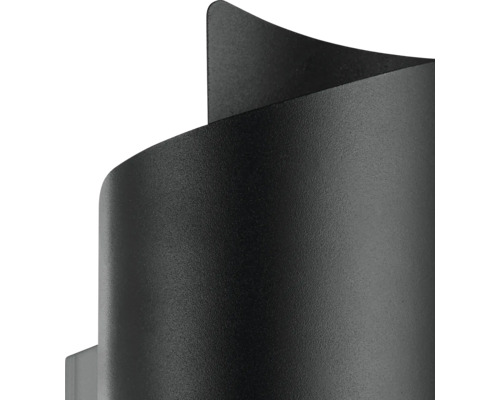 Detailní záběr na zakřivené černé nástěnné svítidlo