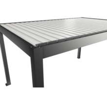 Detailní pohled na terasové zastřešení s lamelovou střechou