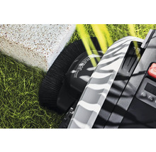 Detailní pohled na robotickou sekačku s funkcí sečení okrajů, kartáčem, displejem a ovládacím panelem