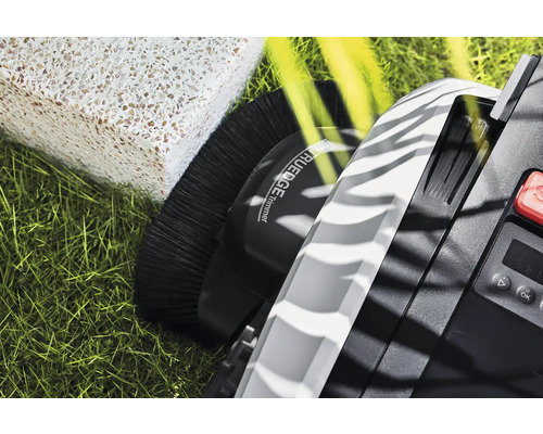 Detailní pohled na robotickou sekačku s funkcí sečení okrajů, kartáčem, displejem a ovládacím panelem