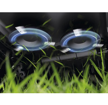 Detail záběru funkce sečení sekačky na trávu s rotujícími noži