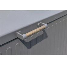 Detailní pohled na šedý úložný box s dřevěnou rukojetí