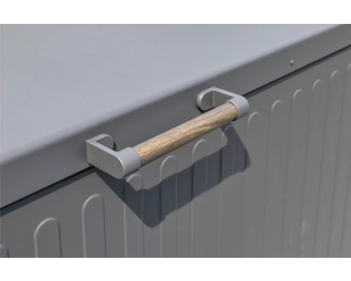 Detailní pohled na šedý úložný box s dřevěnou rukojetí