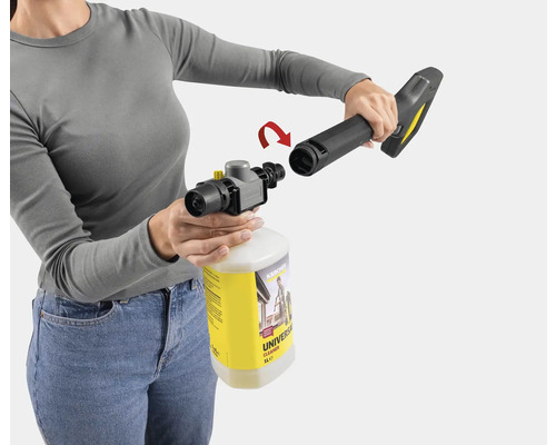 Osoba připevňuje pěnový rozprašovač k pistoli vysokotlakého čističe Kärcher s univerzálním čisticím prostředkem.