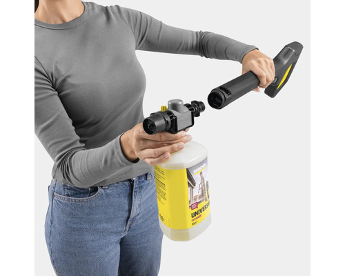 Žena montuje pěnový rozprašovač na trysku Kärcher s lahví univerzálního čističe.