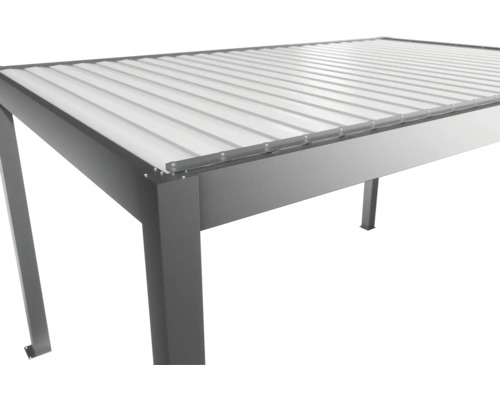 Detailní pohled na terasové zastřešení s hliníkovým rámem a průsvitnými panely