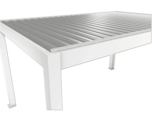 Detail bílé terasy se zvlněným plechem