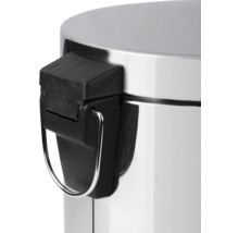 Detailní pohled na víko a mechanismus pedálového koše z kovu