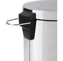 Detailní pohled na nášlapný koš s pedálem a kovovým efektem