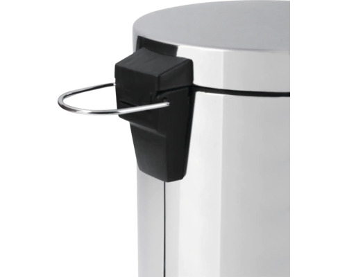 Detailní pohled na nášlapný koš s pedálem a kovovým efektem