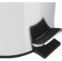 Detailní záběr odpadkového koše s nožním pedálem