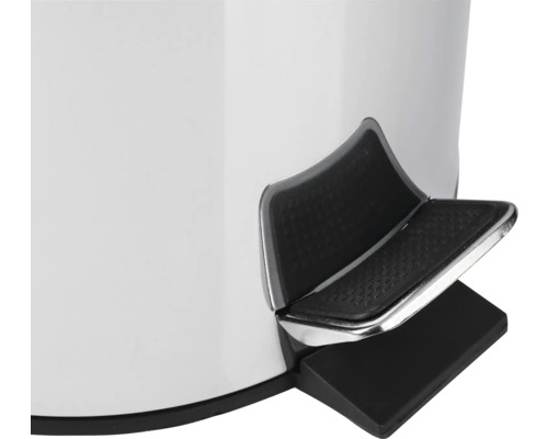 Detailní záběr odpadkového koše s nožním pedálem