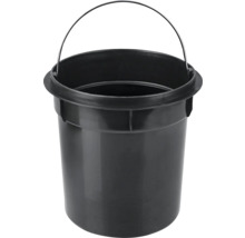 Černý kbelík s kovovou rukojetí