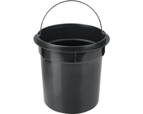 Černý kbelík s kovovou rukojetí