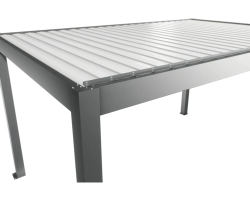 Detailní pohled na hliníkové zastřešení terasy s lamelami