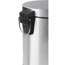 Detailní pohled na stříbrný pedálový koš s černým uzávěrem