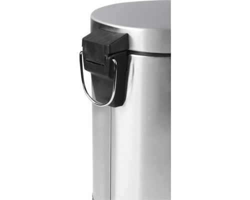 Detailní pohled na stříbrný pedálový koš s černým uzávěrem