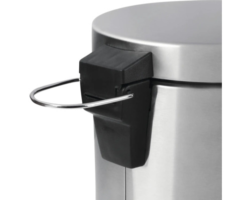 Detailní pohled na víko nášlapného koše s kovovým pedálovým mechanismem.