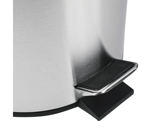 Detail nerezového pedálového koše s nožním pedálem