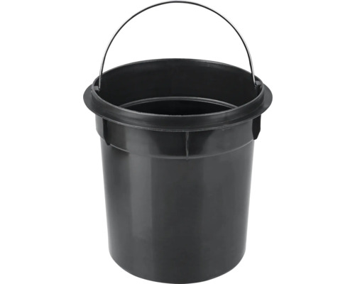 Černý kbelík s kovovou rukojetí