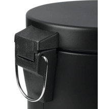 Detailní pohled na černý pedálový koš s víkem a rukojetí