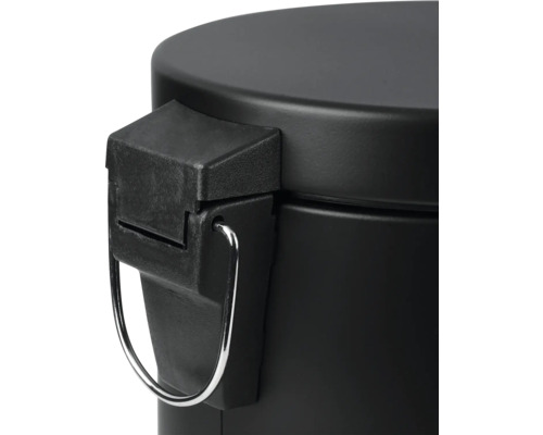 Detailní pohled na černý pedálový koš s víkem a rukojetí