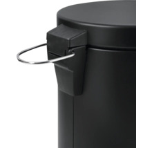 Detailní záběr odpadkového koše s nášlapným mechanismem a kovovým prvkem